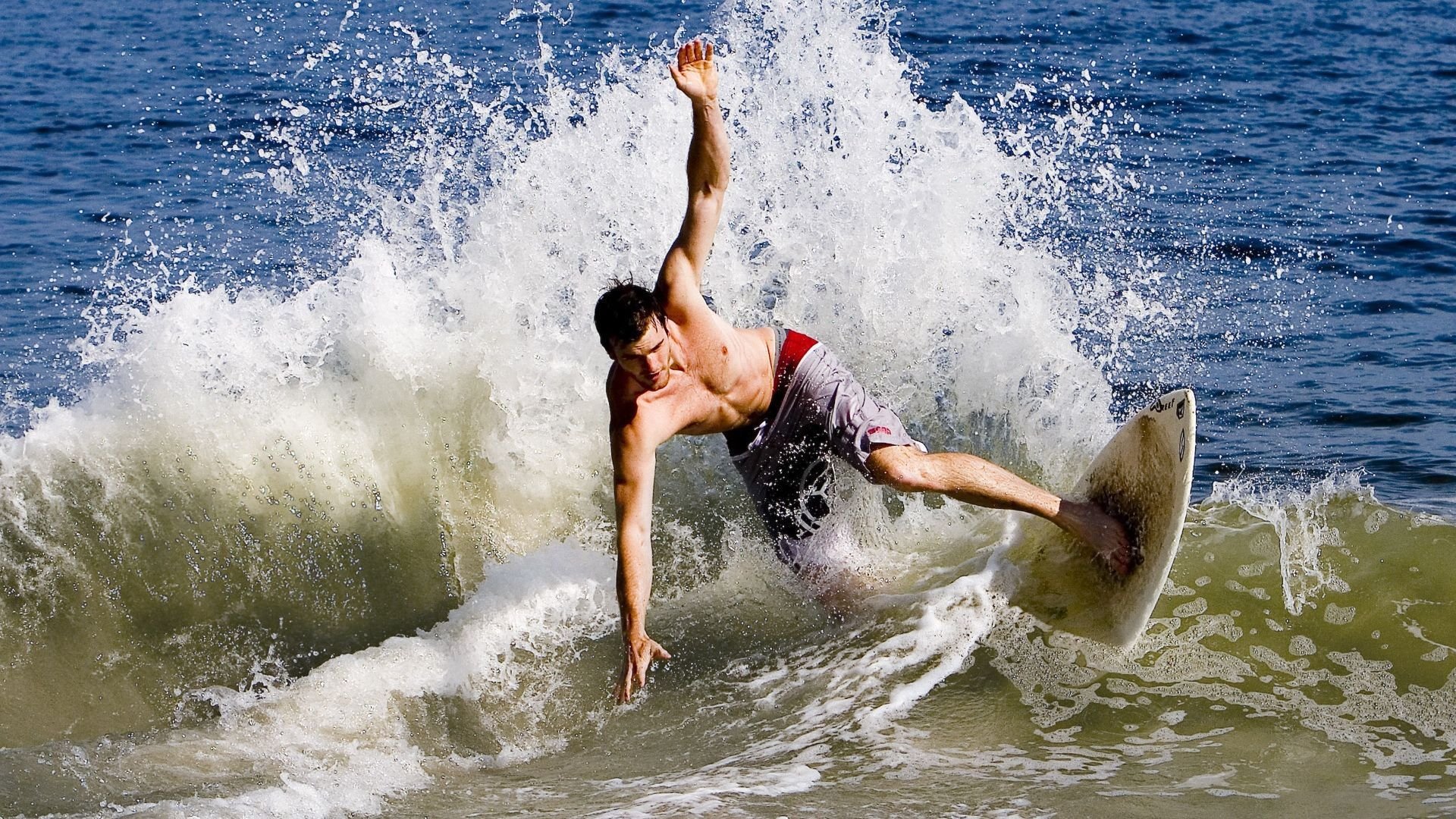 卡普尔通过强力冲击和灵活传球，帮助袋鼠队在比赛中占据主动，卡普尔和儿子们